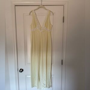 Vintage late 60’s-70’s Women’s Lace-Trim Sleep Gown- size M